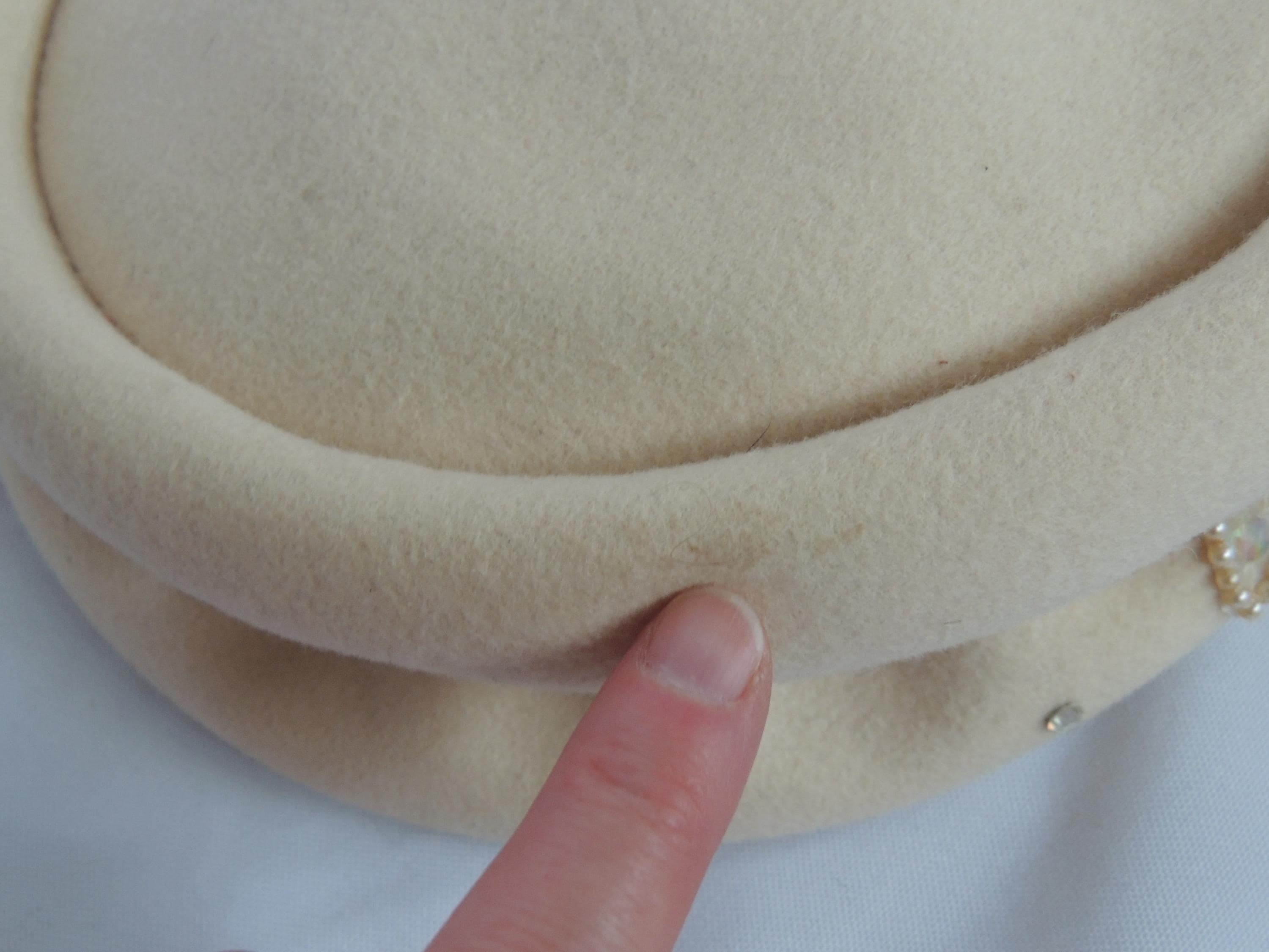Vtg Pillbox Dress Hat Felt Beaded Sequin Gold Ivory Top Church 1920s Inspired Ivory Straw Cloche Hat: Pearl & Sequin Beaded  main image 4