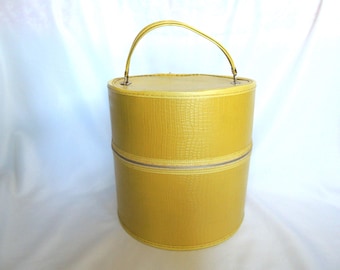Vintage Mid-Century Butter Yellow Wig / Hat Box Round Travel Case w/ Handle Vintage Mid-century Butter Yellow Wig / Hat Box Round Travel  main image 4