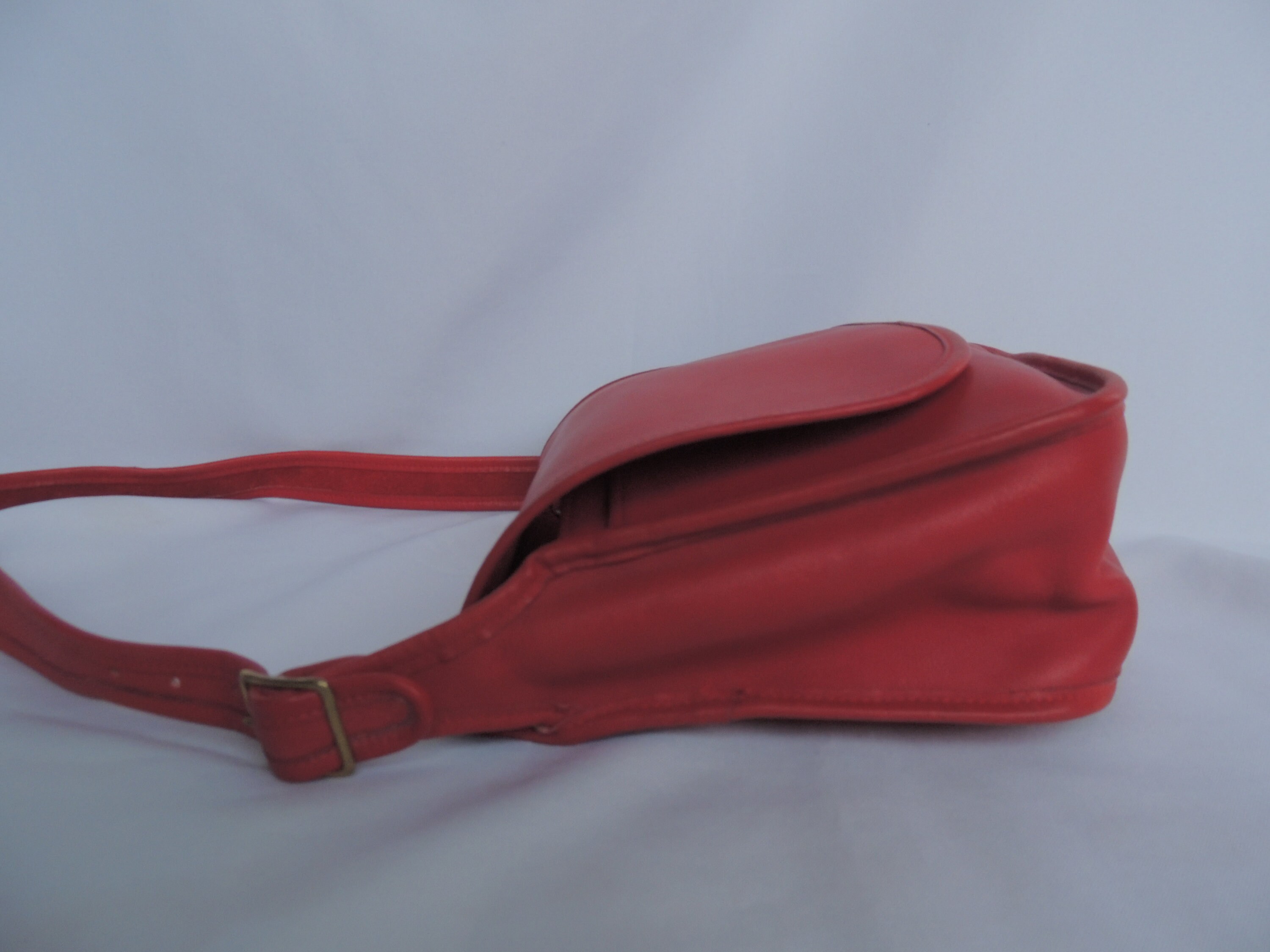 ショルダーバッグ COACH Red Leather Shoulder Bag old COACH Rich Red Tumbled Leather Three Compartment Vintage Hobo