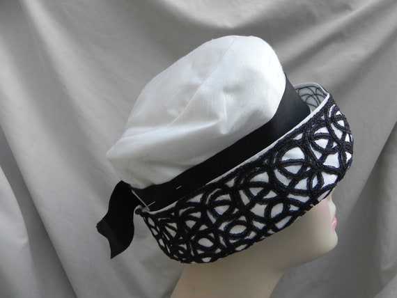 Vintage White Silk Cloche Hat with Black Ribbon a… - image 3