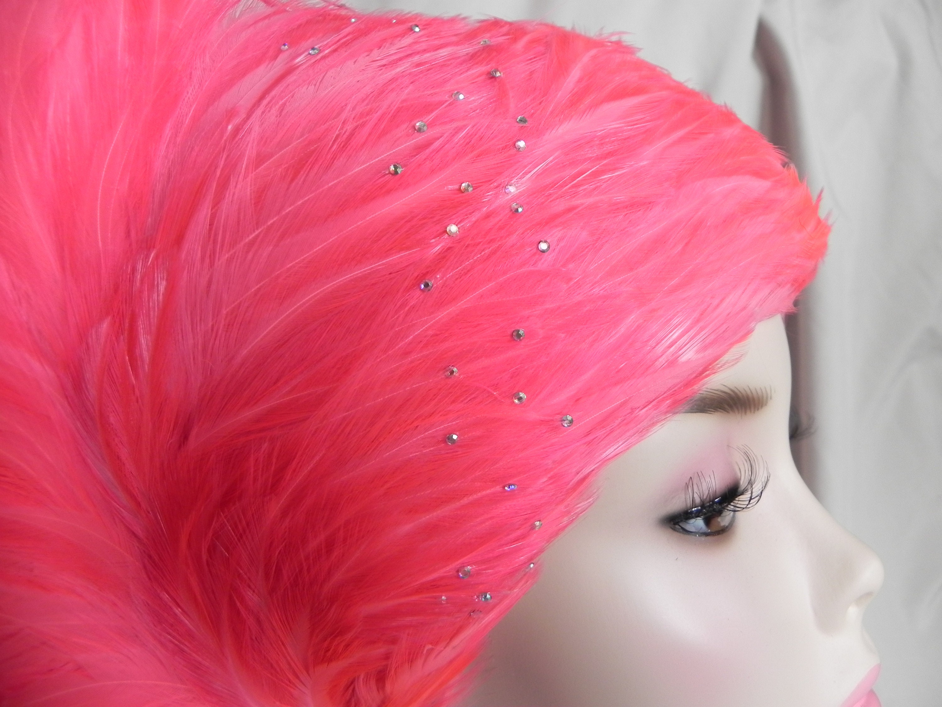 1960s Jack McConnell Tilt Hat – Fuchsia Velour w/ Feather Trim & Box Vintage Jack Mcconnell Fuchsia Feather Cloche Hat With  main image 3