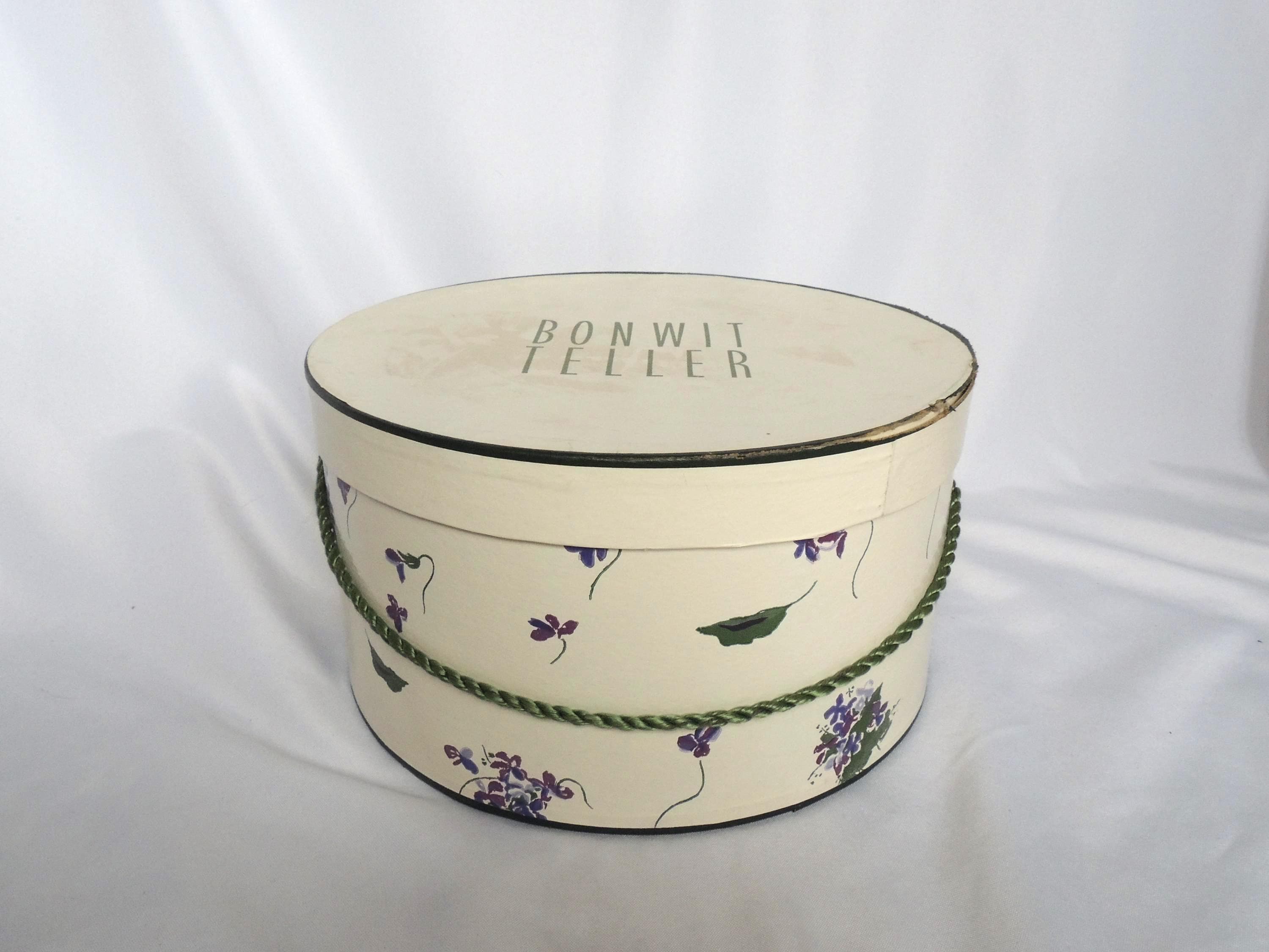 Vintage Ivory/off White Round Hat Box by Bonwit Teller With  display picture 1