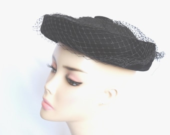 Beautiful Vintage Black Satin and Velvet Veiled Pillbox Hat  display picture 1