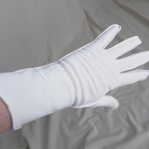 Gants mi-longs en nylon blanc avec surpiqûres décoratives