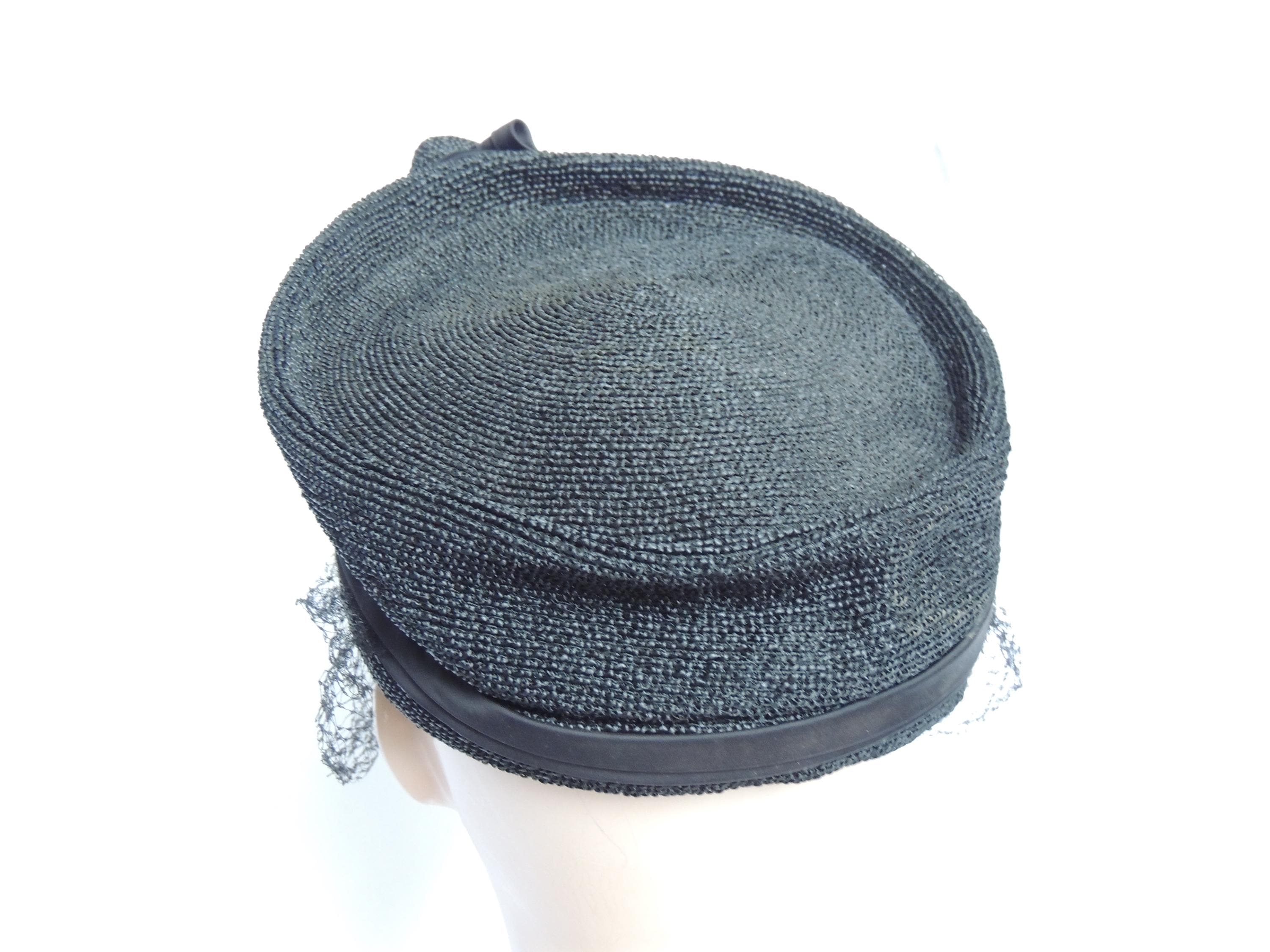 Vintage woven hat with mesh overlay and black hat box Vintage Black Straw 1930 main image 3