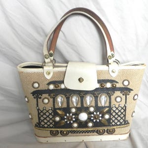 Torebka vintage Enid Collins Jewel Embellished z beżowego lnu i skóry w kolorze kości słoniowej z napisem „Cable Car”