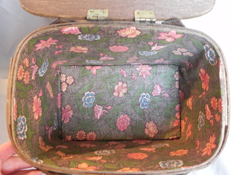 Bruine grote rieten mand portemonnee handtas met handgeschilderde bloemen en vlinder afbeelding 8