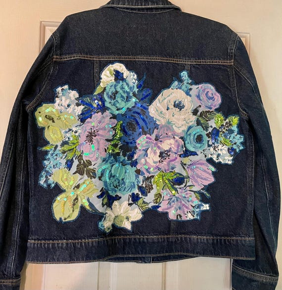 Upcycled Jeans Jacke OOAK Frühlingsfarben Rosen Applikation