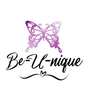Puede incluir: Una mariposa morada con detalles intrincados está centrada sobre el texto "Be-U-nique" con un corazón al final del texto en cursiva.