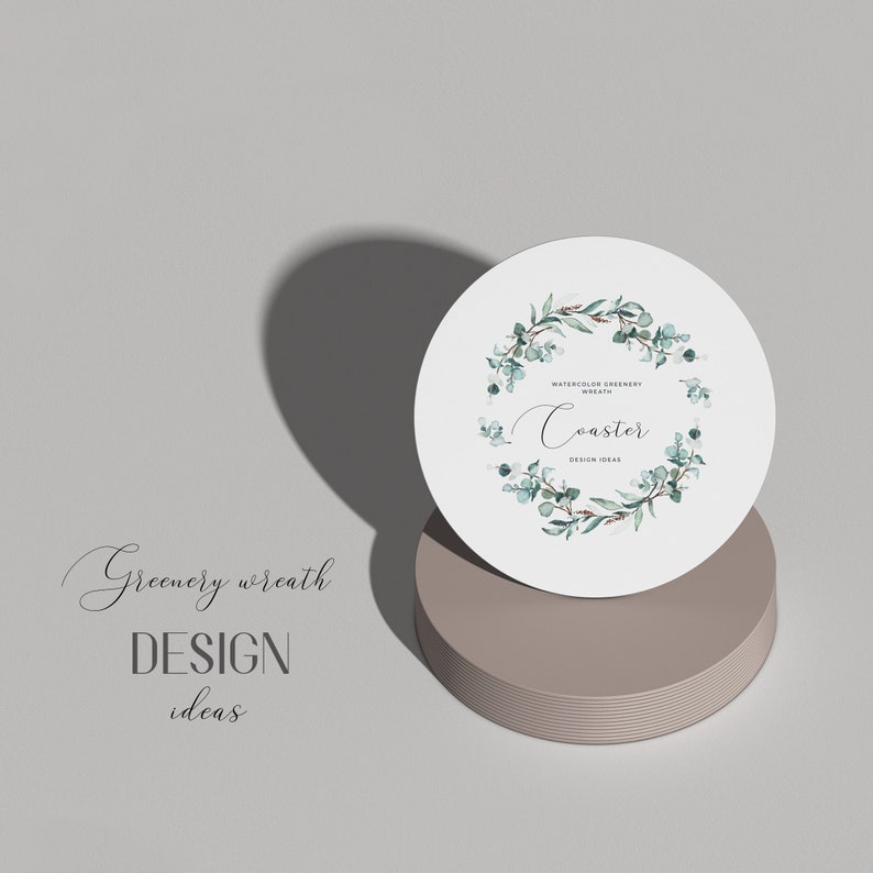 K&ouml;nnte beinhalten: Ein runder wei&szlig;er Untersetzer mit einem Aquarell-Gr&uuml;npflanzenkranz-Design. Der Text "Watercolor Greenery Wreath" und "Coaster Design Ideas" ist auf dem Untersetzer gedruckt.