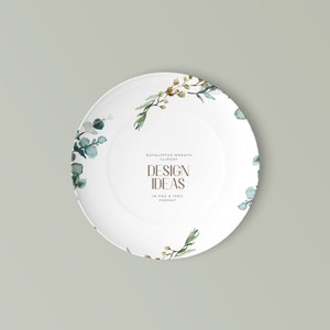 Op de afbeelding: Een wit bord met een groen en wit eucalyptus kransontwerp. De tekst "Eucalyptus Wreath Clipart" en "Design Ideas in PNG & JPEG Format" staat op het bord gedrukt.