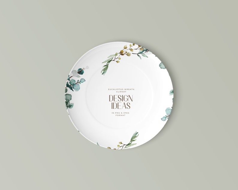 Op de afbeelding: Een wit bord met een groen en wit eucalyptus kransontwerp. De tekst "Eucalyptus Wreath Clipart" en "Design Ideas in PNG & JPEG Format" staat op het bord gedrukt.