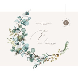 Op de afbeelding: Waterverfillustratie van een eucalyptuskrans met groene en blauwe bladeren. De krans heeft de vorm van een cirkel en heeft een handgeschreven letter "E" in het midden. De tekst "Eucalyptus Wreath Clipart" en "In PNG & JPEG Format" is ook in de afbeelding opgenomen.