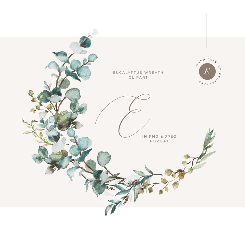 Op de afbeelding: Waterverfillustratie van een eucalyptuskrans met groene en blauwe bladeren. De krans heeft de vorm van een cirkel en heeft een handgeschreven letter "E" in het midden. De tekst "Eucalyptus Wreath Clipart" en "In PNG & JPEG Format" is ook in de afbeelding opgenomen.