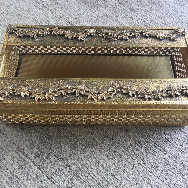 Vintage Gold Metal Filigree Tissue Cover. Hollywood Regency Style. Bath Decor. Very good Condition.