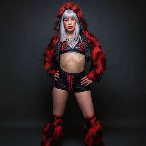 Funki-B Exclusivo pele sintética wetlook clubwear jaqueta com capuz com cadarço biquíni cintura alta hotpants longpile camo fur fluffies dancewear festival