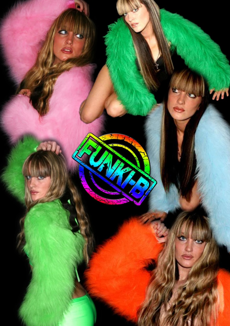 Puede incluir: Cinco mujeres con chaquetas de piel sint&eacute;tica de colores. Las chaquetas son rosa, verde, azul claro, naranja y verde lima. Las mujeres llevan todas atuendos diferentes y tienen el pelo largo. La palabra "FUNKI-FB" est&aacute; en el centro de la imagen.