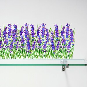 以下が含まれることがあります： 壁にラベンダーの花柄が描かれたガラス棚。棚の下の壁にはオレンジと黒の羽根を持つ蝶がいます。
