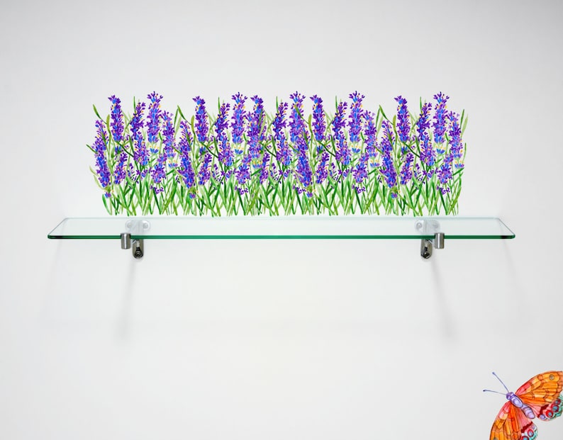 以下が含まれることがあります： 壁にラベンダーの花柄が描かれたガラス棚。棚の下の壁にはオレンジと黒の羽根を持つ蝶がいます。