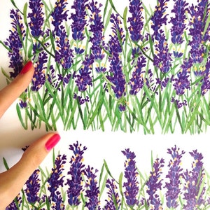 以下が含まれることがあります： 紫と緑の色合いのラベンダーの花の水彩画。花は茎が上向きに並んでいます。背景は白です。