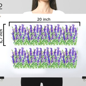 以下が含まれることがあります： 水彩画のラベンダーの花のイラストが描かれた、印刷可能な壁の芸術デザイン。デザインは幅20インチ、高さ6.7インチです。