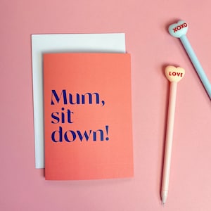 Maman drôle, asseyez-vous ! Carte de fête des mères d'enfants ou d'adultes