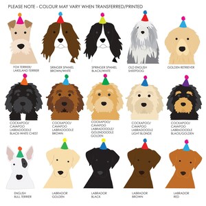 K&ouml;nnte beinhalten: Illustration von 15 verschiedenen Hunderassen, die Partyh&uuml;te tragen. Zu den Rassen geh&ouml;ren Fox Terrier, Springer Spaniel, Old English Sheepdog, Golden Retriever, Cockapoo, Labrador und English Bull Terrier.