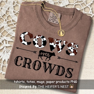 Diseño PNG de "Vacas sobre multitudes", gráfico de estampado de vaca, sublimación de granja (descarga digital)