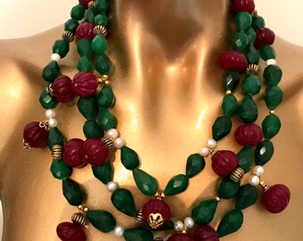 まさに博物館級の逸品！エメラルド、ルビー、パールのトリプルストランドステートメントネックレス EMPハンドクラフトアート