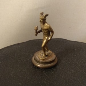 Hermes, metal de latón, miniatura súper pequeña, pequeña estatua, tamaño perfecto para casa de muñecas, jardines de hadas imagen 1