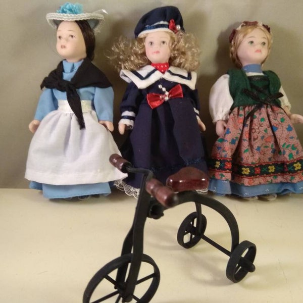 Muñecas de porcelana vintage miniarure juego de pcs + bicicleta de metal