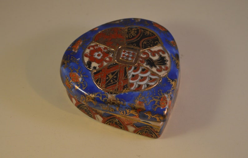 Vintage trinket box,ceramic,porcelain jewelry box,tiny box....sathuma style