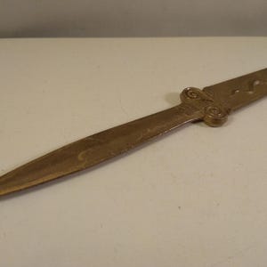 Abrecartas de latón antiguo, de la isla griega de Rodas, figura de ciervo y serpiente decorada, tal como se encontró, en stock