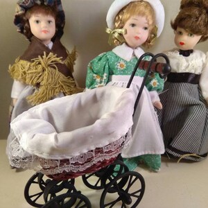 Lalki porcelanowe w stylu vintage, miniaturowe, zestaw 3 szt. + wózek dziecięcy