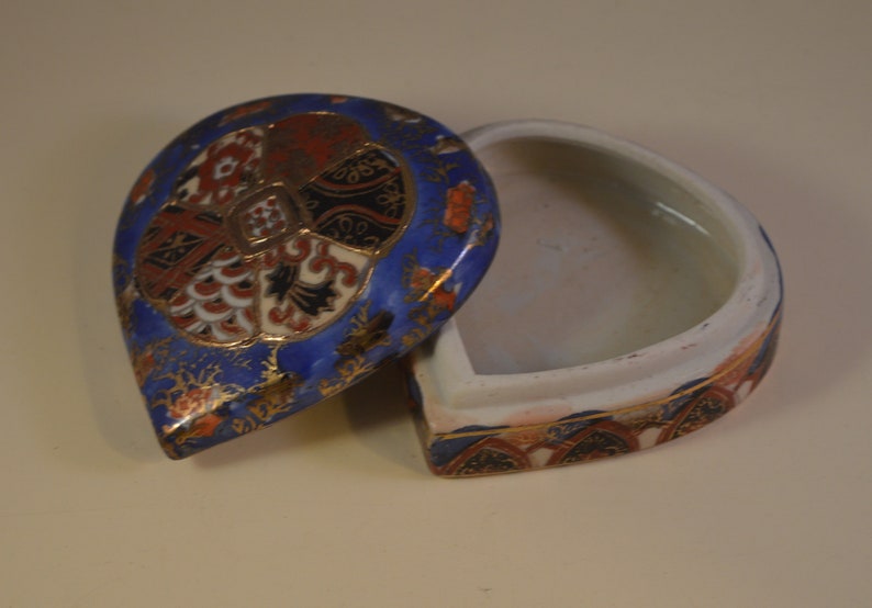 Vintage trinket box,ceramic,porcelain jewelry box,tiny box....sathuma style