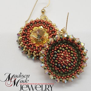 Puede incluir: Un par de pendientes de cuentas con un acabado dorado. Los pendientes presentan un dise&ntilde;o redondo multicolor con un centro de cristal. Los pendientes est&aacute;n hechos a mano y tienen un estilo &uacute;nico y bohemio.