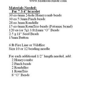 Op de afbeelding: Een lijst met materialen die nodig zijn om een ​​armband van 19,7 cm te maken, inclusief kralen, draad en een naald. De lijst bevat de hoeveelheid en grootte van elk type kraal. De lijst bevat ook instructies voor het toevoegen van extra lengte aan de armband.