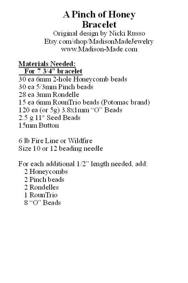 Op de afbeelding: Een lijst met materialen die nodig zijn om een ​​armband van 19,7 cm te maken, inclusief kralen, draad en een naald. De lijst bevat de hoeveelheid en grootte van elk type kraal. De lijst bevat ook instructies voor het toevoegen van extra lengte aan de armband.