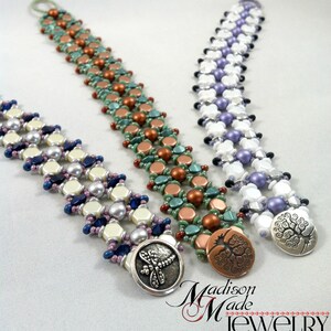 Op de afbeelding: Drie kralenarmbanden met verschillende kleurcombinaties en decoratieve knoopsluitingen. De armbanden bevatten een mix van ronde en vierkante kralen in tinten groen, koper, paars, wit en cr&egrave;me. De knopen hebben een boom, een libel en een bloemmotief.
