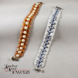 Op de afbeelding: Twee kralenarmbanden, een met bruine en cr&egrave;me kralen en de andere met grijze en witte kralen. Beide armbanden hebben zilveren sluitingen. De armbanden liggen op een wit oppervlak met de tekst "Madison Made Jewelry" onderaan.