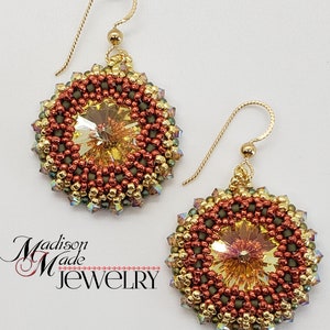 Puede incluir: Un par de pendientes de cuentas doradas con un dise&ntilde;o redondo multicolor. Los pendientes presentan un gran cristal transparente en el centro de cada dise&ntilde;o. Los pendientes est&aacute;n hechos por Madison Made Jewelry.