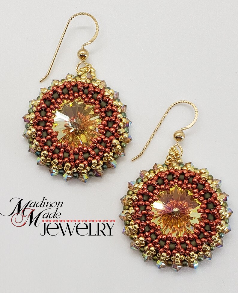 Puede incluir: Un par de pendientes de cuentas doradas con un dise&ntilde;o redondo multicolor. Los pendientes presentan un gran cristal transparente en el centro de cada dise&ntilde;o. Los pendientes est&aacute;n hechos por Madison Made Jewelry.