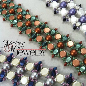 Op de afbeelding: Drie kralenarmbanden met verschillende kleurcombinaties. De bovenste armband heeft witte, paarse en zilveren kralen. De middelste armband heeft koperen, groene en rode kralen. De onderste armband heeft cr&egrave;mekleurige, zilveren, blauwe en paarse kralen. Alle armbanden zijn gemaakt met kleine, ronde kralen en hebben een geometrisch patroon.