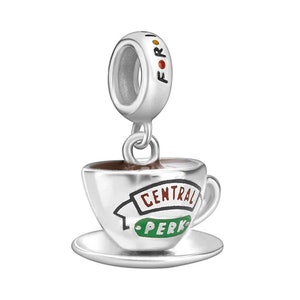 Puede incluir: Encanto de plata con forma de taza de café con las palabras "Central Perk" en él. El encanto tiene un pequeño bucle en la parte superior para sujetarlo a una pulsera o collar.