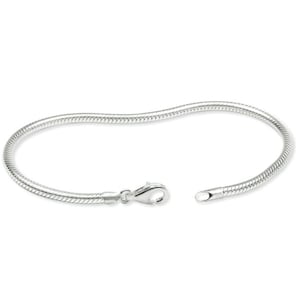 Peut inclure: Un bracelet en argent chaîne serpent avec un fermoir à ressort.