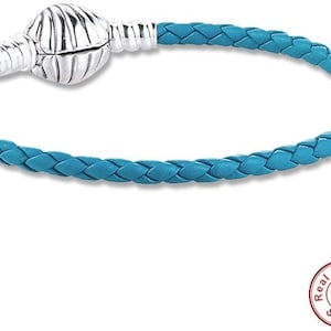 Pode incluir: Um bracelete de couro trançado turquesa com um fecho de prata esterlina. O fecho é redondo e texturizado.  Prata esterlina 925 real.