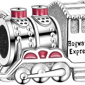 Könnte beinhalten: Ein silberner Anhänger in Form des Hogwarts Express Zuges. Der Zug hat rote Akzente und die Worte "Hogwarts Express" sind auf der Seite eingraviert.