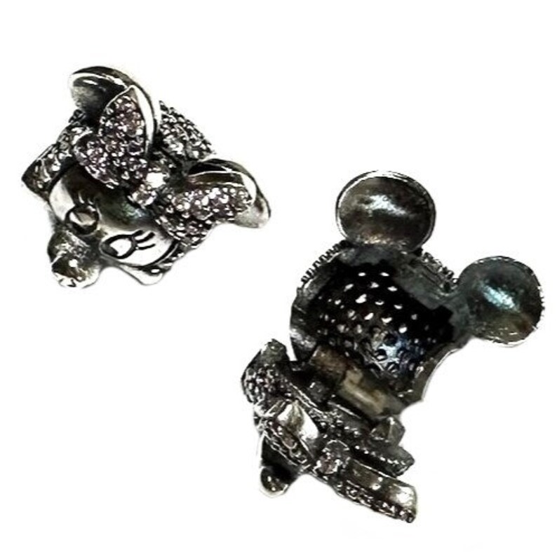 Puede incluir: Dos abalorios de plata con forma de Mickey Mouse y Minnie Mouse. El abalorio de Minnie Mouse tiene un lazo rosa con pedrer&iacute;a. Ambos abalorios tienen un dise&ntilde;o detallado.