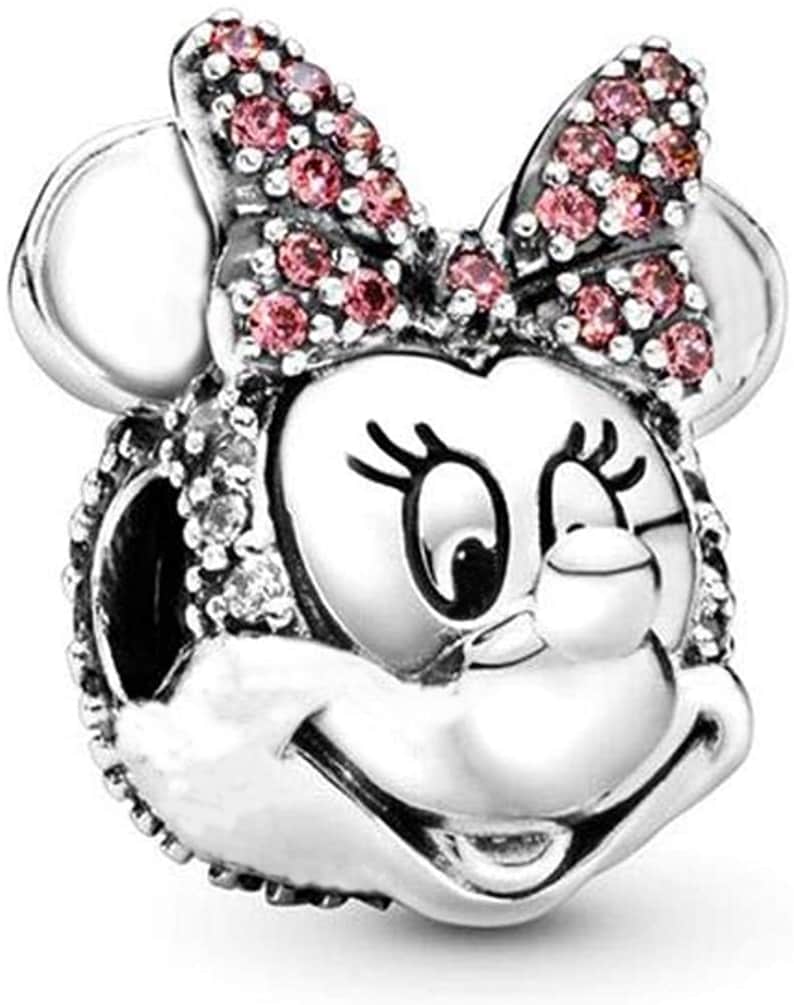 Puede incluir: Un charm de plata con una representaci&oacute;n de dibujos animados de Minnie Mouse con un lazo rosa. El charm est&aacute; detallado con cristales brillantes de color rosa y transparente.