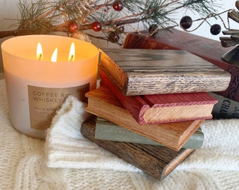 Regalos para los amantes de los libros - posavasos de libros de madera- regalo librero- decoración librería- hecho a mano- posavasos lindos- posavasos de libros- libros de madera